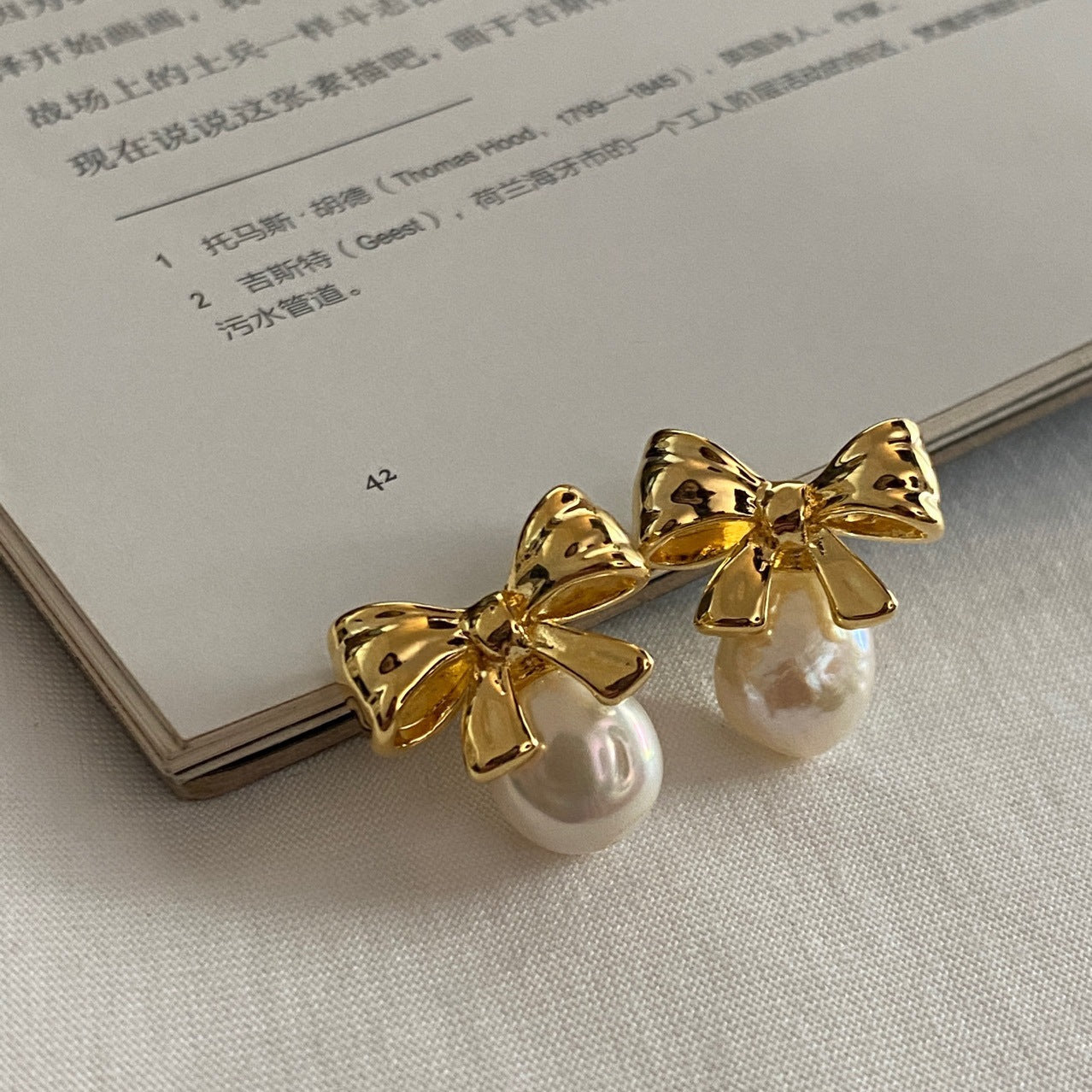 Baroque Pearl Vintage Light Earrings