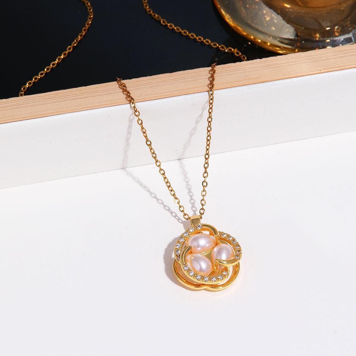 Rotating Pearl Flower Necklace